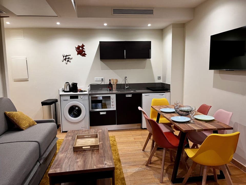 Kitchen with Tahitian decoration, perfect for students or shared stays