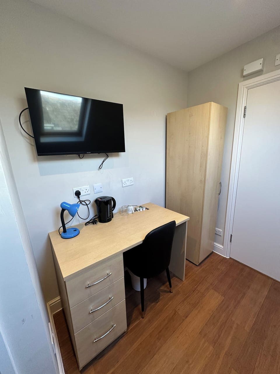 Deluxe Single Room | Desk, soundproofing, iron/ironing board, bed sheets