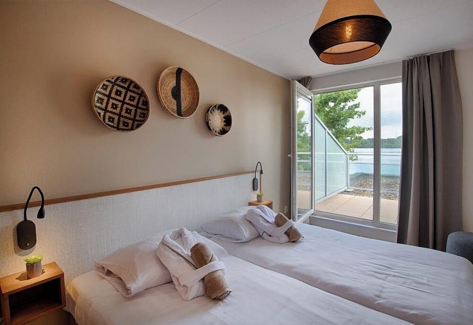 Luxury House, Balcony, Lake View | Free WiFi