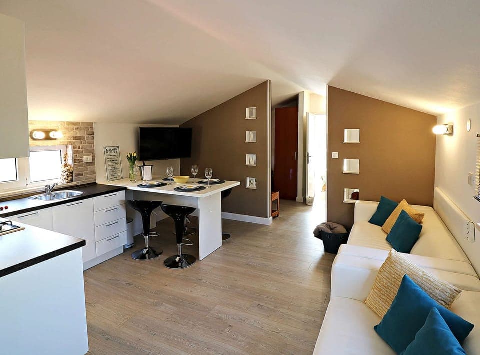 Villa (Six Bedroom Villa With Heated Pool) | Living room | 32-inch flat-screen TV with satellite channels