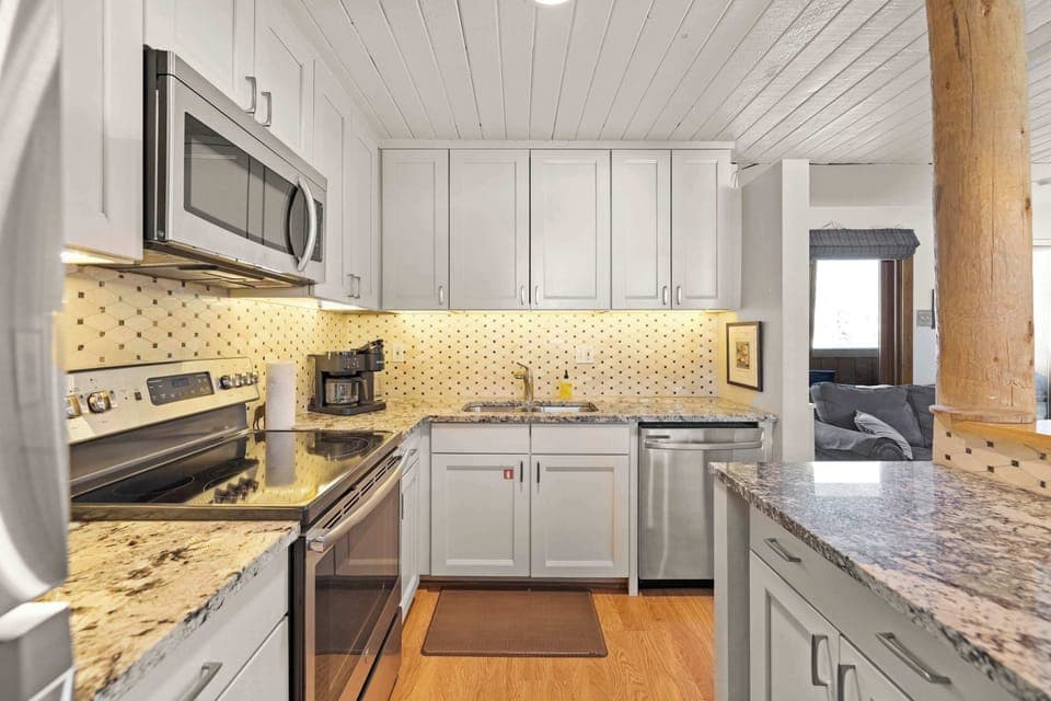 Renovated Modern Fully Stocked Kitchen | Listed w/ @BookTraverse