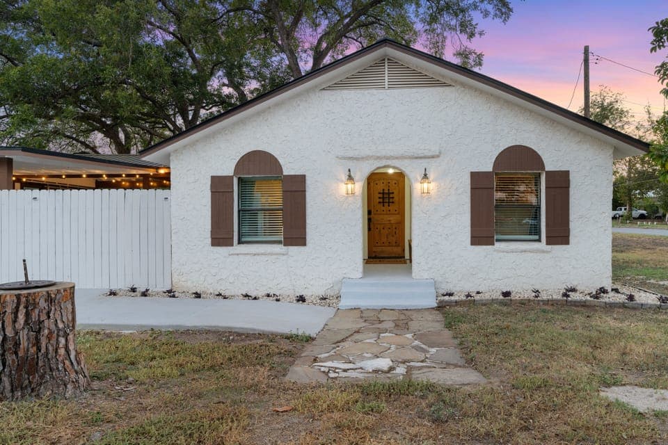 Great location close to parks and a quick 8 minute stroll to downtown Main St. 