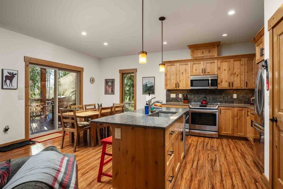 Cook delicious meals for breakfast, lunch, and dinner in this fully equipped kitchen. We suggest grabbing some ingredients from a local farm.