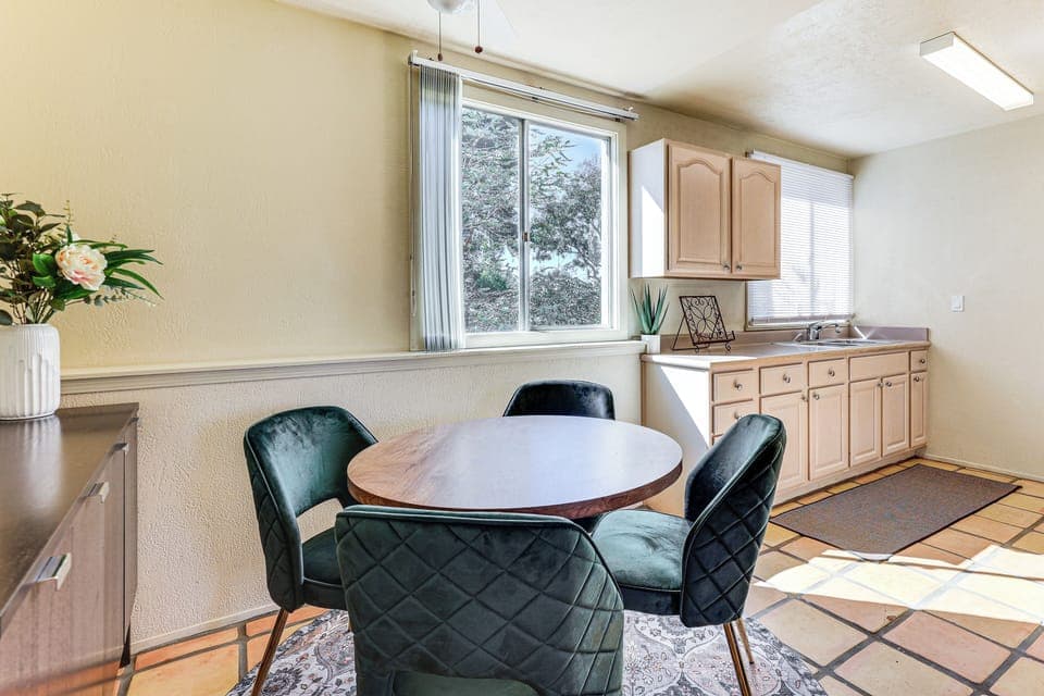 Dining Table | Dishware/Flatware