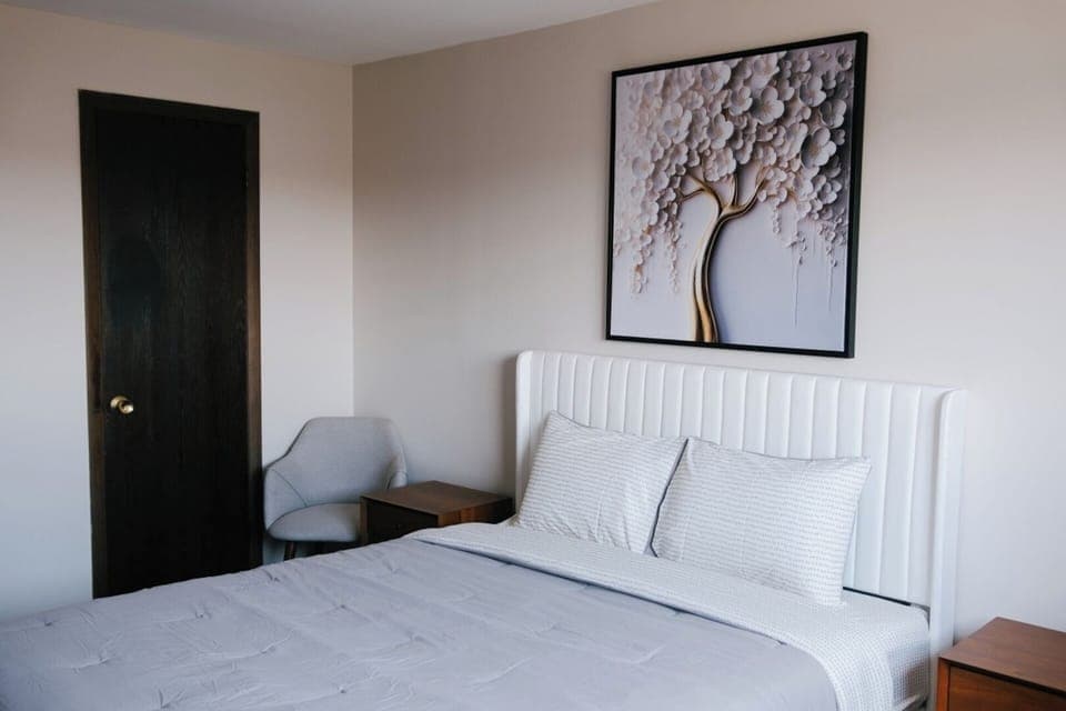 [Bedroom] ~ Queen Bed, Walk-in Closet