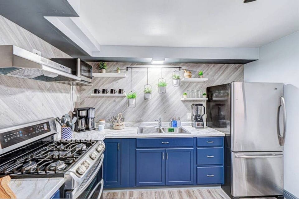 [Full Kitchen] ~ Spices, Microwave, Oven, Electric kettle, Coffee/tea maker, Toaster, Stove, Kitchen utensils, Cooking basics