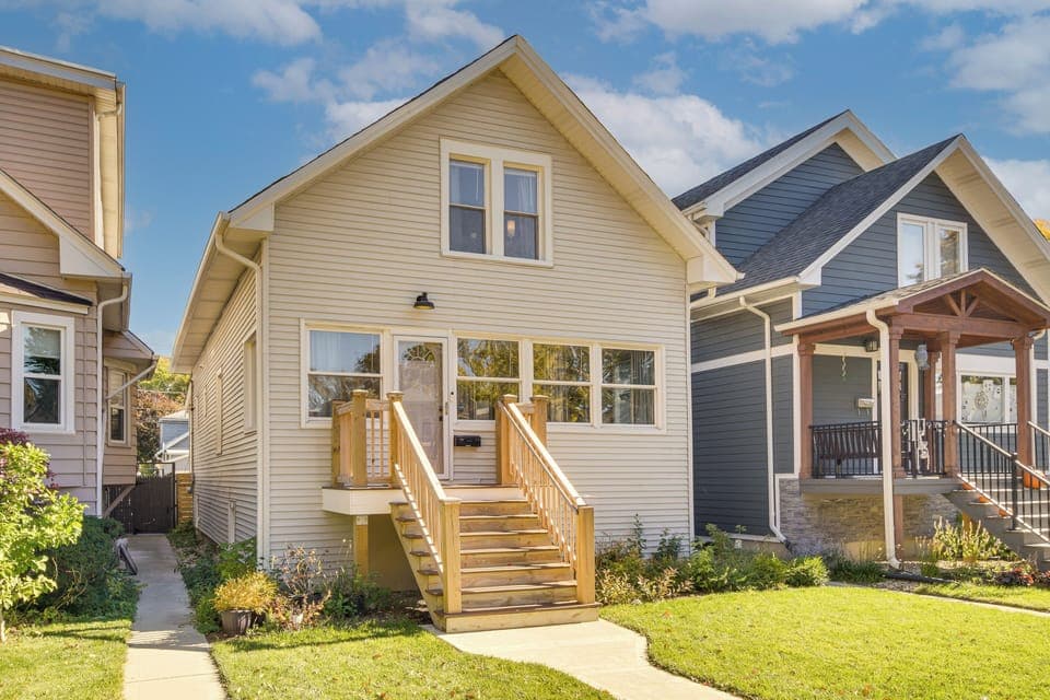 Oak Park Vacation Rental | 4BR | 2BA | 2,000 Sq Ft | Stairs Required