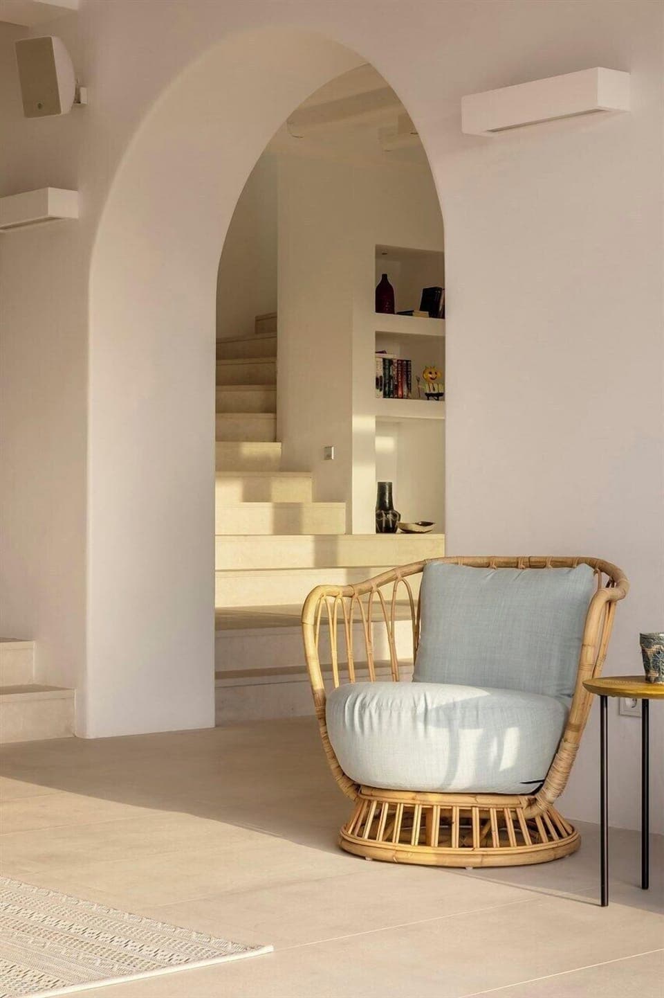 All the various spaces of the communal area in the main house a subtly delimited by elegant arches. 