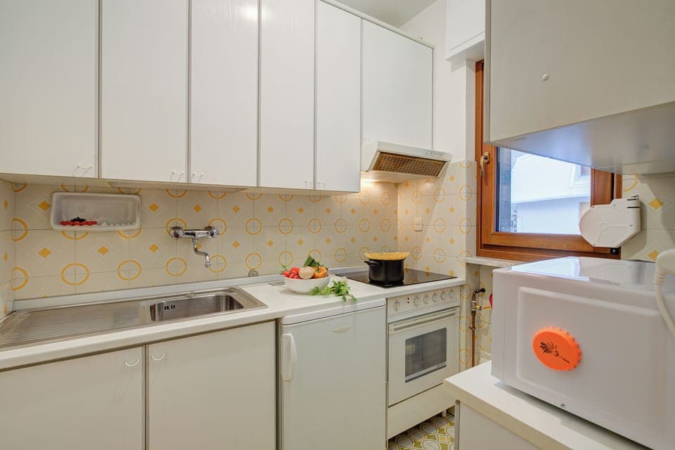 Standard Apartment, Multiple Bedrooms (Appartamento Vista Alta) | Private kitchen | Fridge, microwave, oven, stovetop