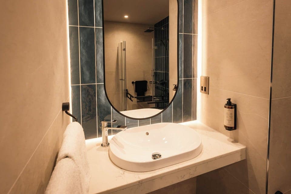Combined shower/tub, deep soaking tub, free toiletries, hair dryer