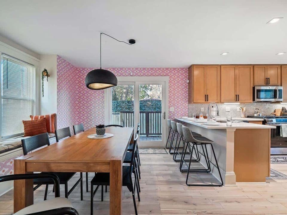 - Modern dining and kitchen space with bright natural light - Open layout perfect for group stays and entertaining - Stylish décor and spacious seating for Airbnb guests