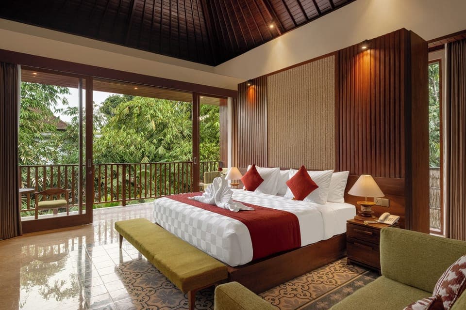 Royal Suite, Garden View | Minibar, free WiFi