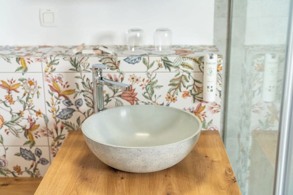 Deluxe Double Room, Garden View | Bathroom | Slippers