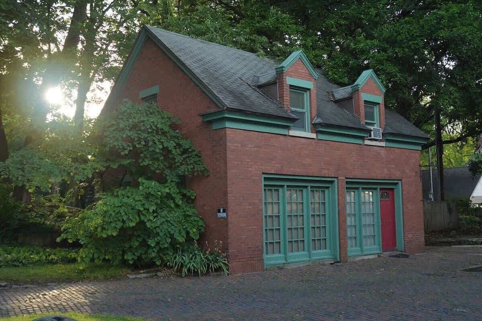 The Carriage House - Enter through  the RED door for this lower unit space.