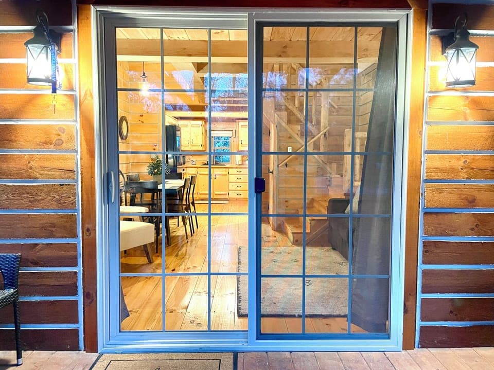 🏡 Welcome to Valley Hills Cabin! Slide open the door and let rustic charm and homey comforts greet you—your adventure begins here.