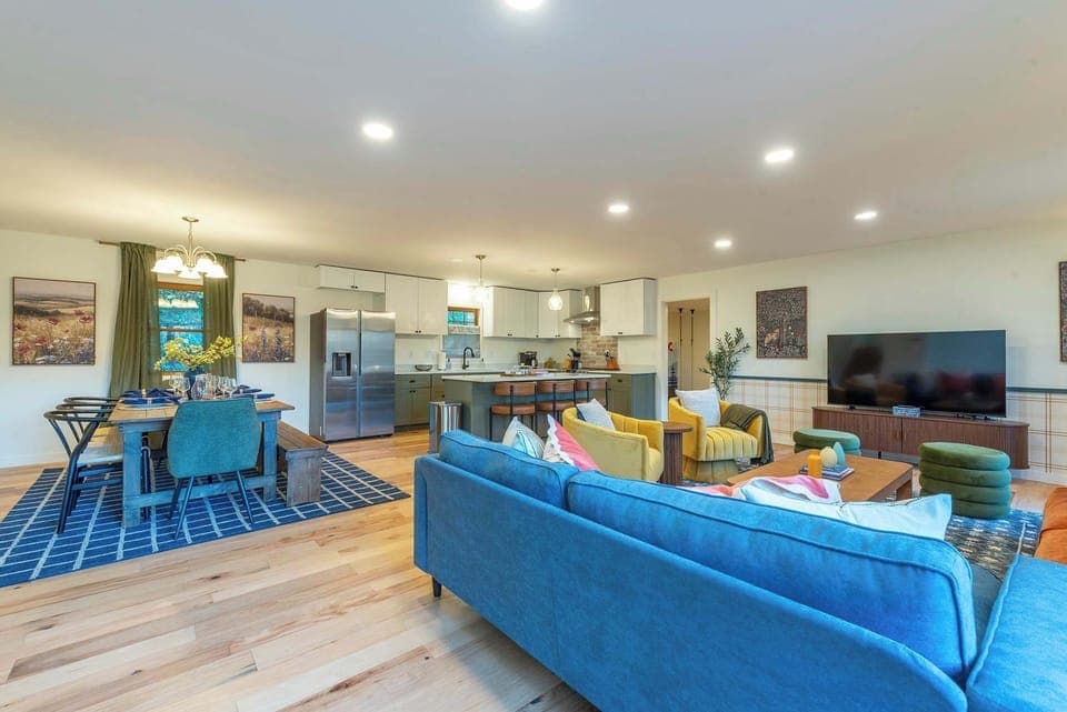 Big space, big vibes! With an open-concept design, you can cook, mingle, and lounge like it’s one big hangout zone. Perfect for family, friends, and fun.