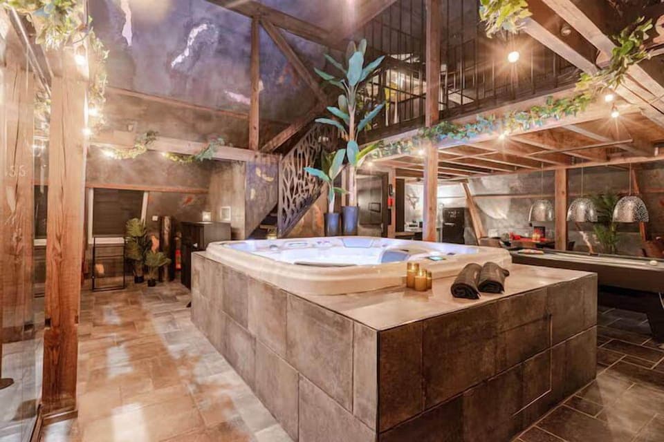 Luxury Suite | Private spa tub