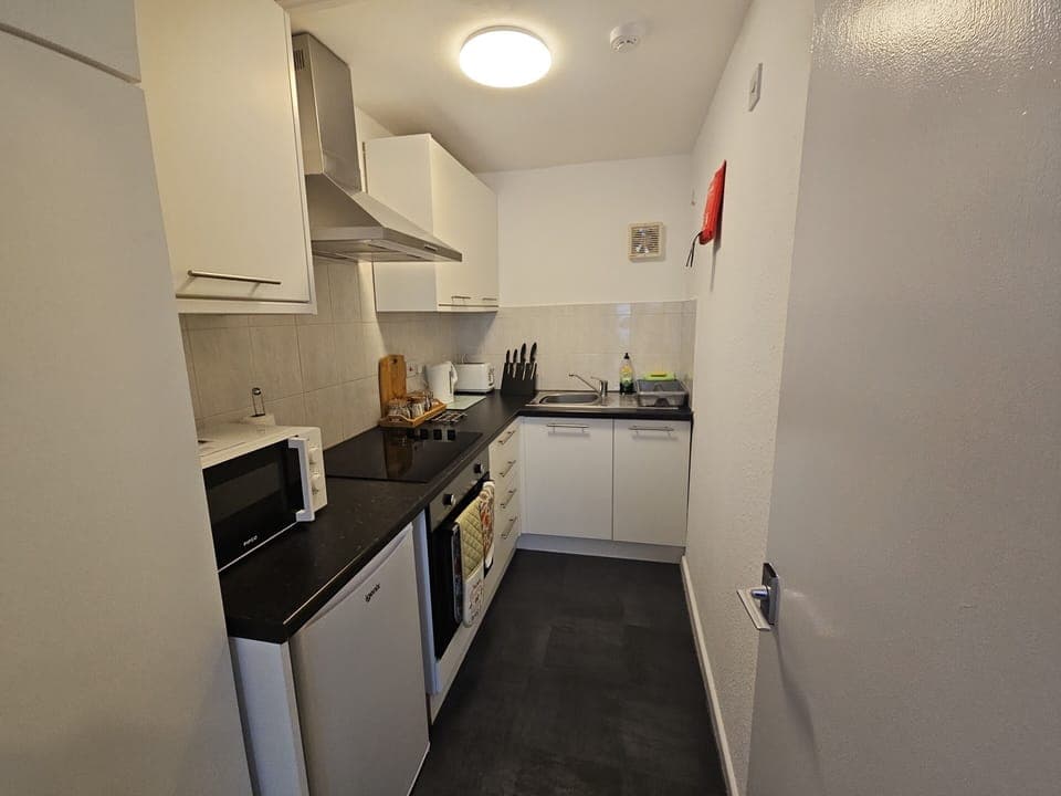 Full Kitchen, With Oven, Hob, Fridge with Ice Box, Mocrowave, Kettle and Toaster