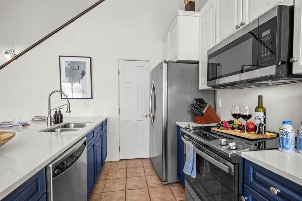 Kitchen: Drip coffee maker, blender, toaster, cooking utensils, tableware