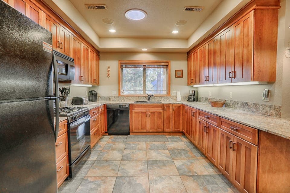 House, 4 Bedrooms | Private kitchen | Fridge, oven, coffee/tea maker