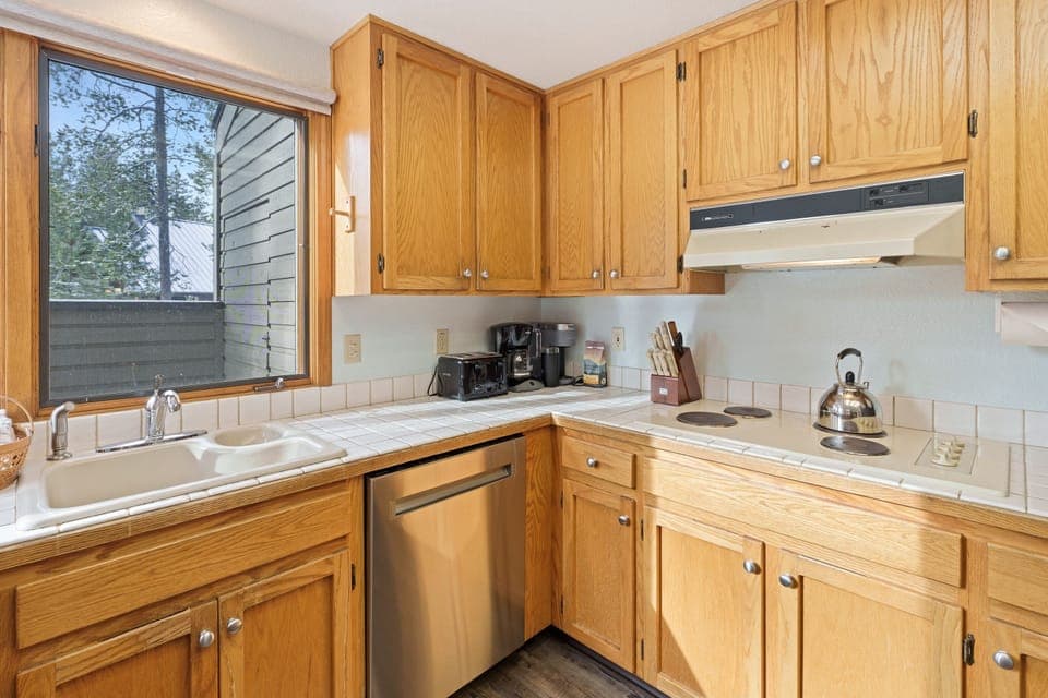 House, 3 Bedrooms | Private kitchen | Fridge, oven, coffee/tea maker