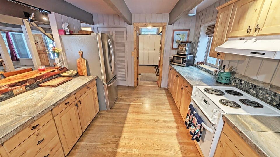 House, 6 Bedrooms | Private kitchen | Fridge, oven, coffee/tea maker, toaster