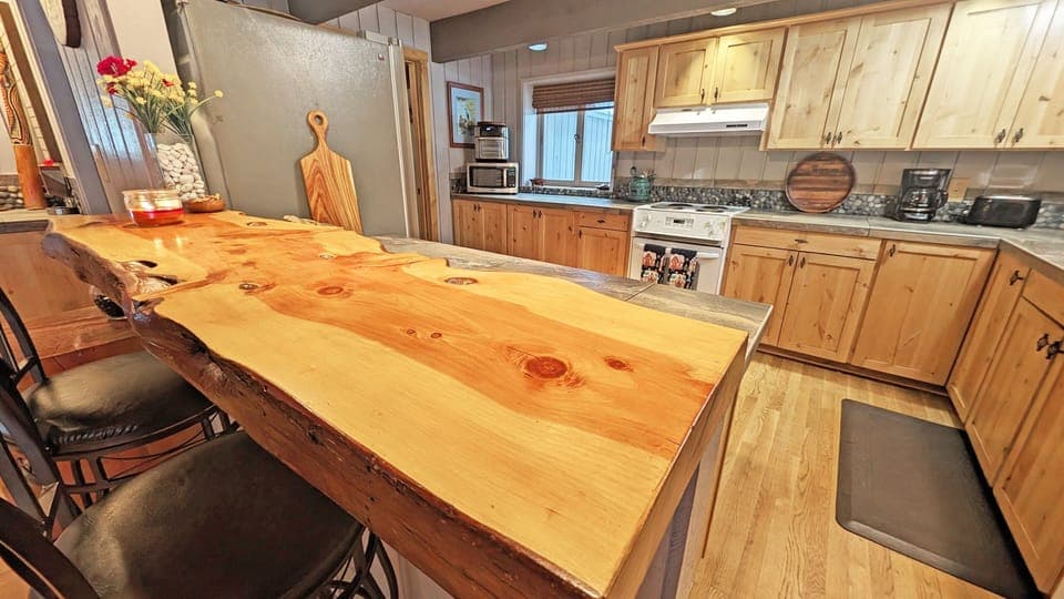 House, 6 Bedrooms | Private kitchen | Fridge, oven, coffee/tea maker, toaster