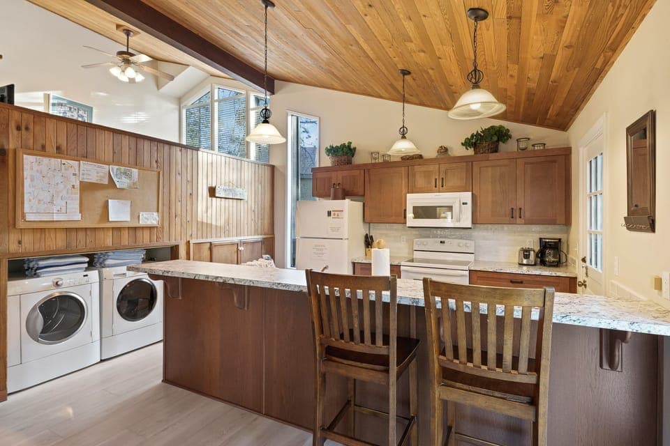 House, 4 Bedrooms | Private kitchen | Fridge, oven, coffee/tea maker, toaster