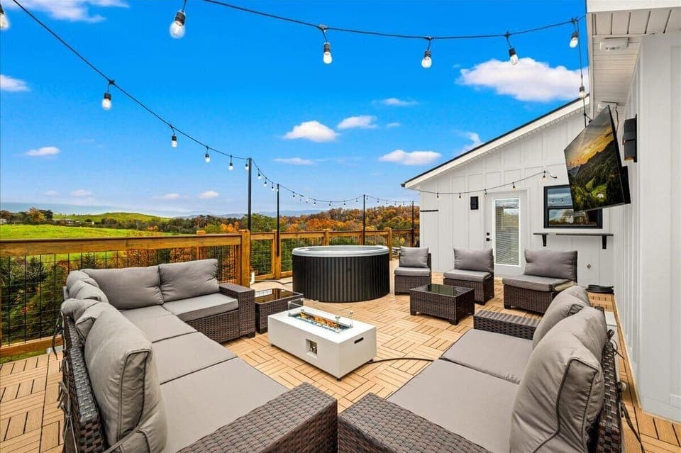 Lookout Lodge's hot tub and fire pit area