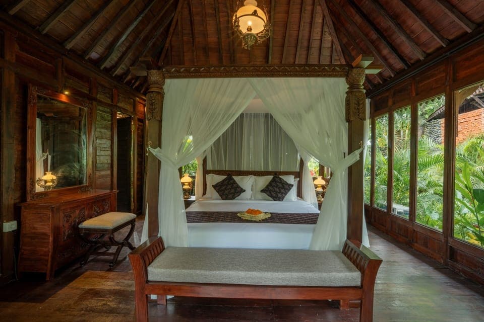 Aksmi Wooden Suite with Balcony | Premium bedding, memory foam beds, minibar, desk