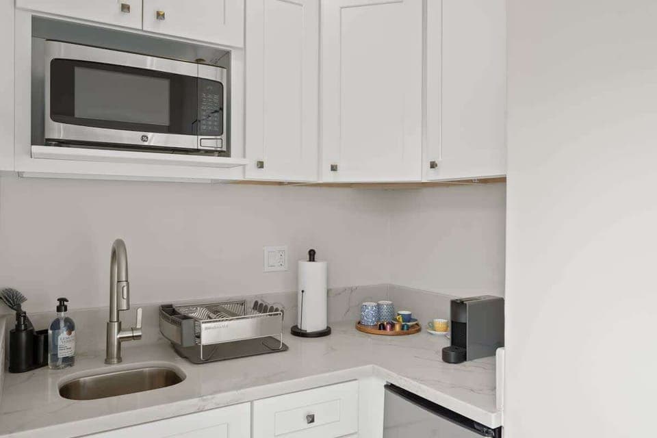 Rocca Studio: Small Kitchenette equipped with the Essentials! 
*No Oven* 
Mini Fridge, Microwave, Coffee, Wine Glasses. Simple and elegant for Travelers who plan to Dine out! 