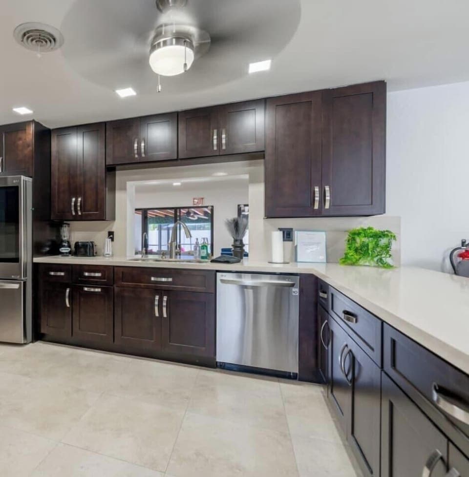 EVERYTHING YOU NEED FOR FAMILY MEALS! Fully equipped kitchen with kids plates and cutlery. High chair, blender, and family essentials. View of neon game room. RESERVE NOW!

#FamilyKitchen #KidsPlates #FullyEquipped #FamilyFriendly #CookingWithKids 