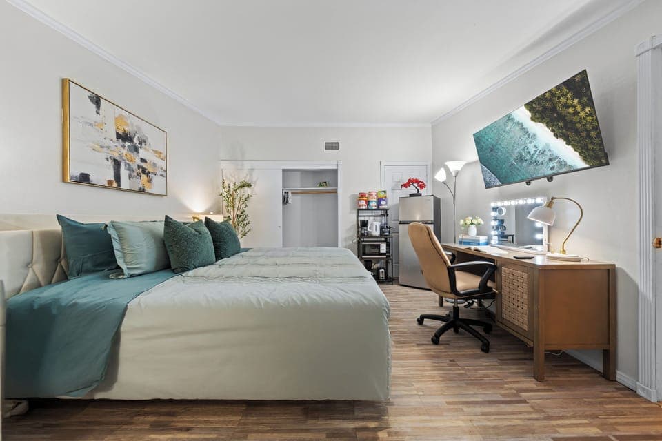 Everything had been within reach in the thoughtfully designed studio room.