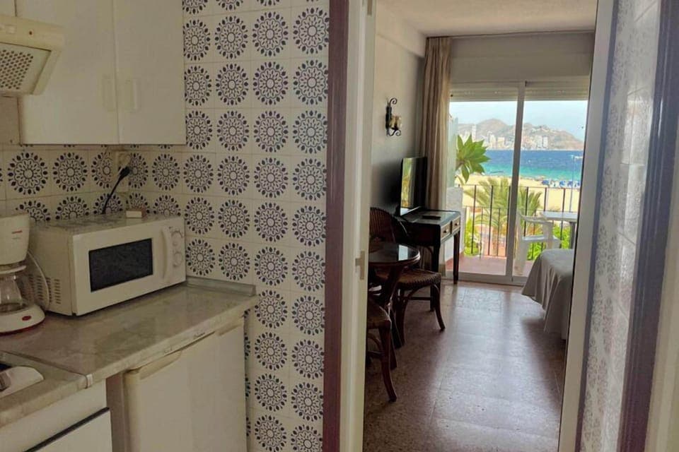 Studio, Balcony, Sea View | Private kitchen | Microwave