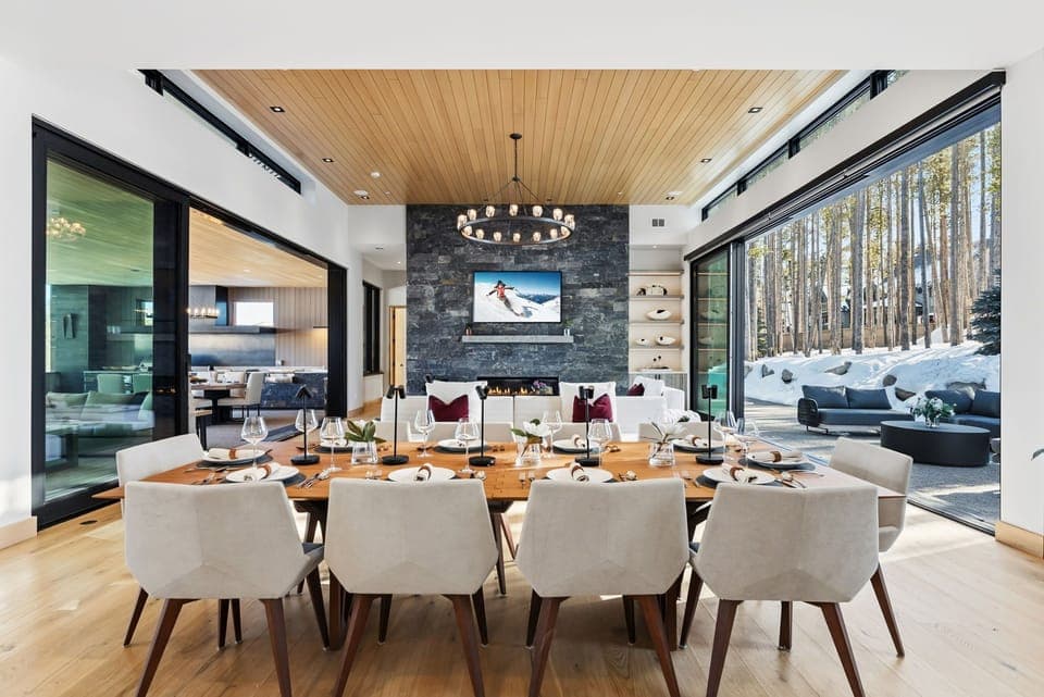 Open Space – Bright, open spaces with window walls that blur the boundary between indoors and out.