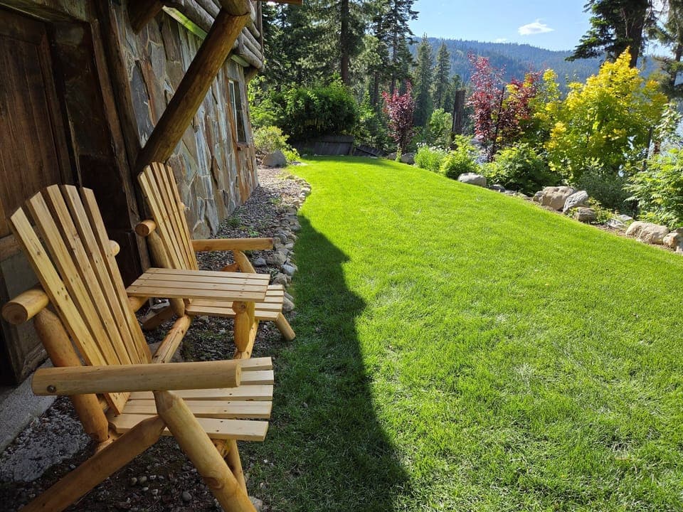 Relax and watch the lake, the wind blow in the trees while the kids or dogs play on the grass!