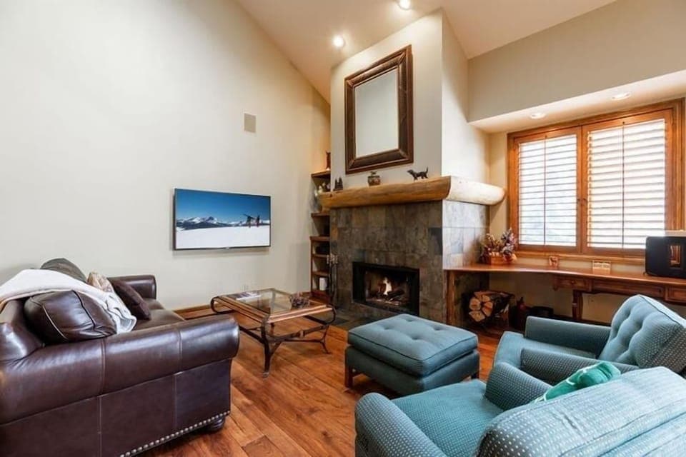 Condo, 5 Bedrooms | Living area