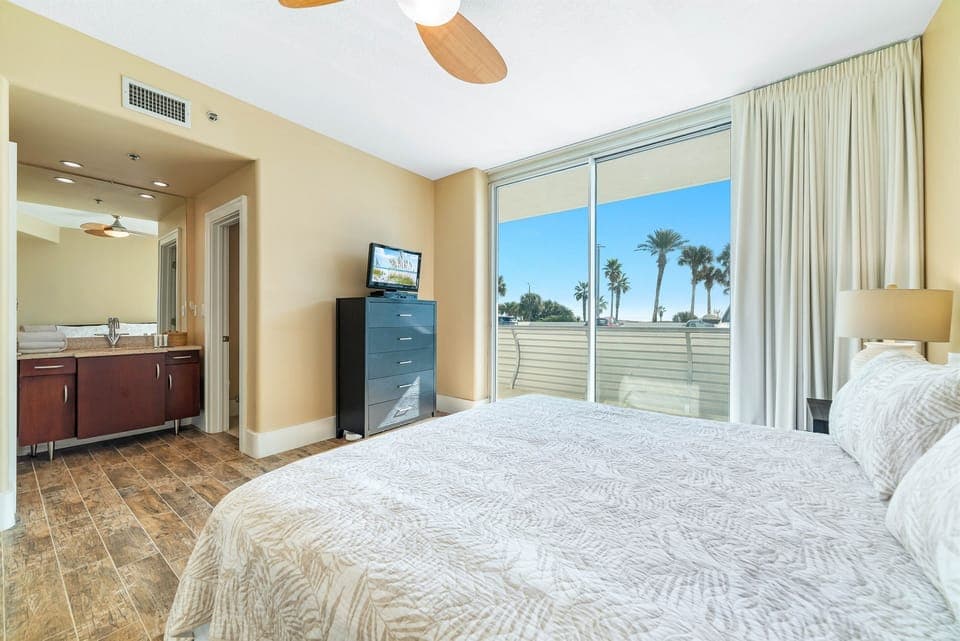 Enjoy the best of indoor-outdoor living. This guest room , offers a refreshing perspective of the surrounding area and a bright, airy extension of your living space.