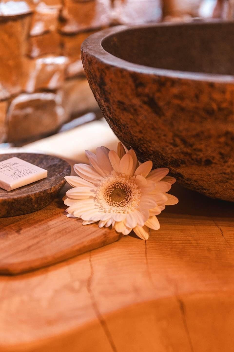 Vasque en pierre sculptée – décoration florale