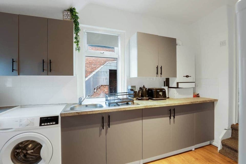 Fully equipped kitchen with washing machine, microwave, gas cooker, toaster, kettle, and coffee machine —everything you need for long stays.