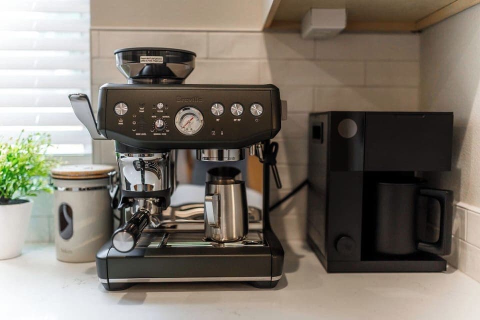 Breville® Barista Express® Impress Edition and a luxury Fellow Precision coffee maker — perfect for those who appreciate high-quality coffee while traveling. ☕✨