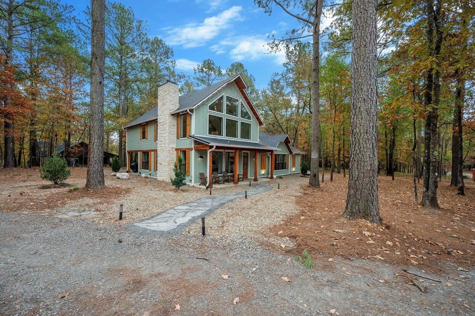 A peaceful hideaway tucked among the pines—your perfect Hochatown escape. 🌲✨