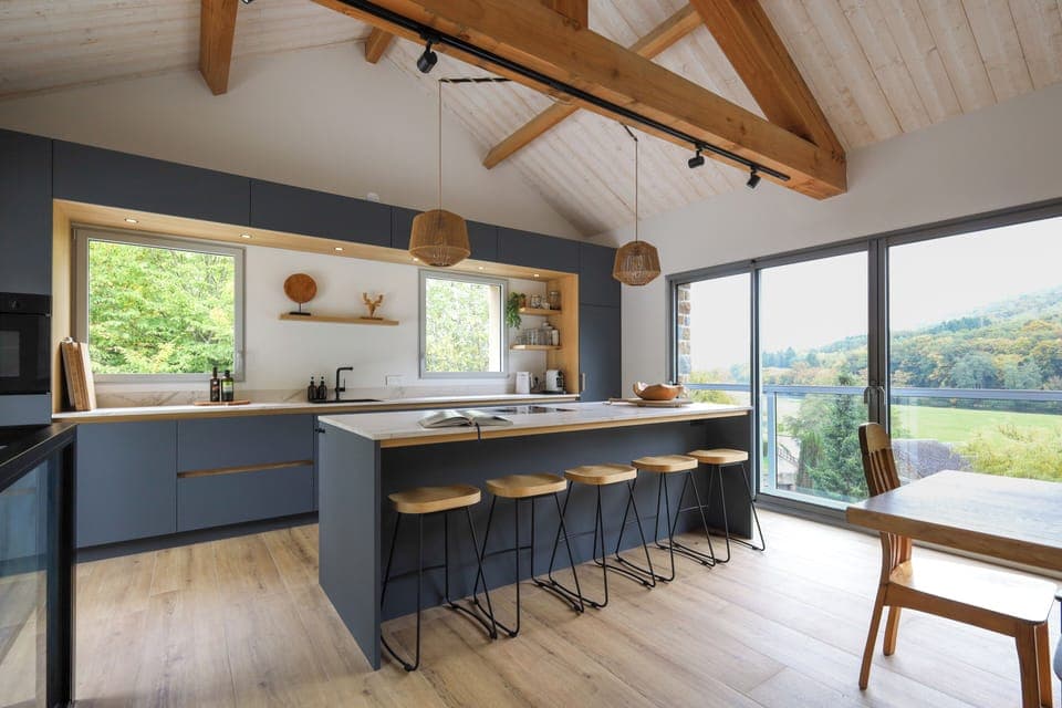 Kitchen with island and barkruks