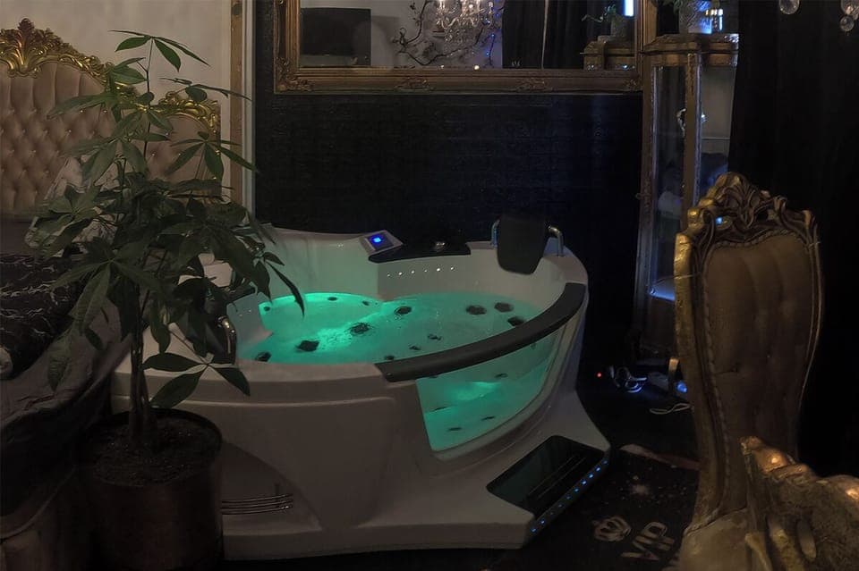Indoor spa tub