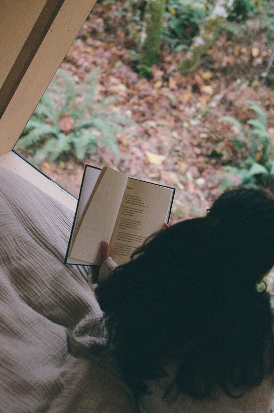 Wake up with a view of the forest right at the edge of the bed. Many guests spend their mornings reading here while watching the light move through the trees.