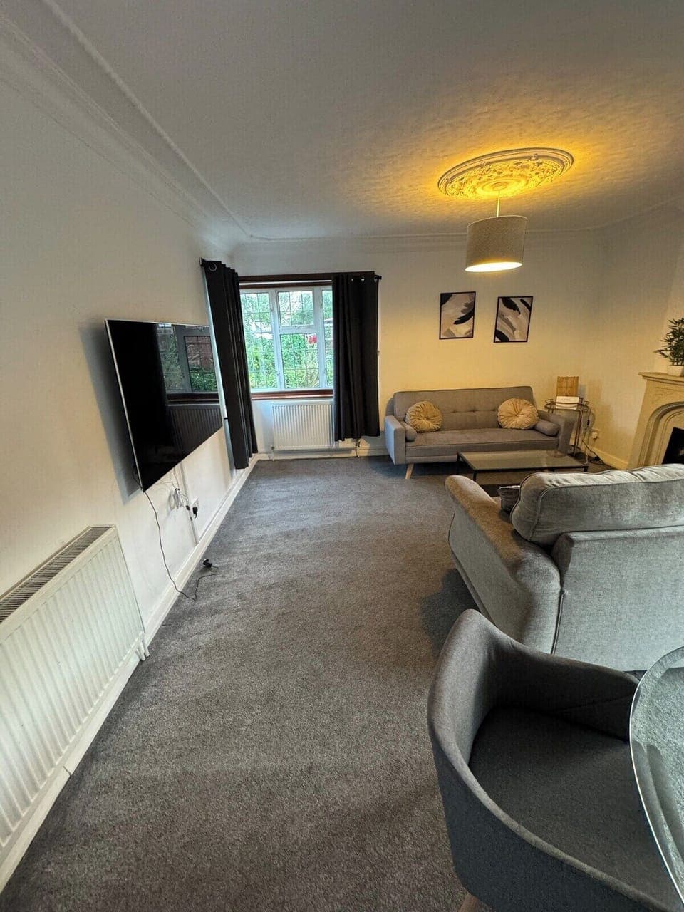 Bright & Inviting Living Area – Perfect for relaxing after a long day of exploring.