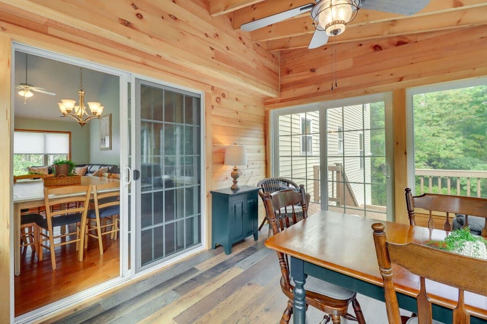 Dining Area | Seating for 4 People