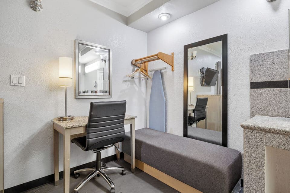 Suite | Desk, iron/ironing board, free WiFi, bed sheets