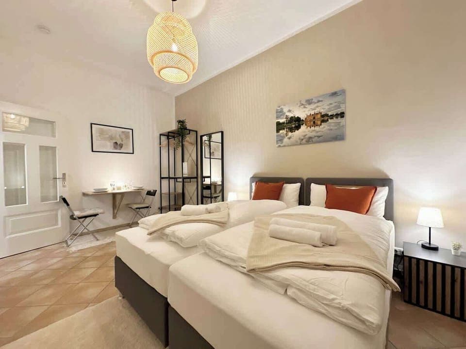 Das bequeme und hochwertigen Doppelbett sorgt für einen erholsamen und angenehmen Schlaf.
