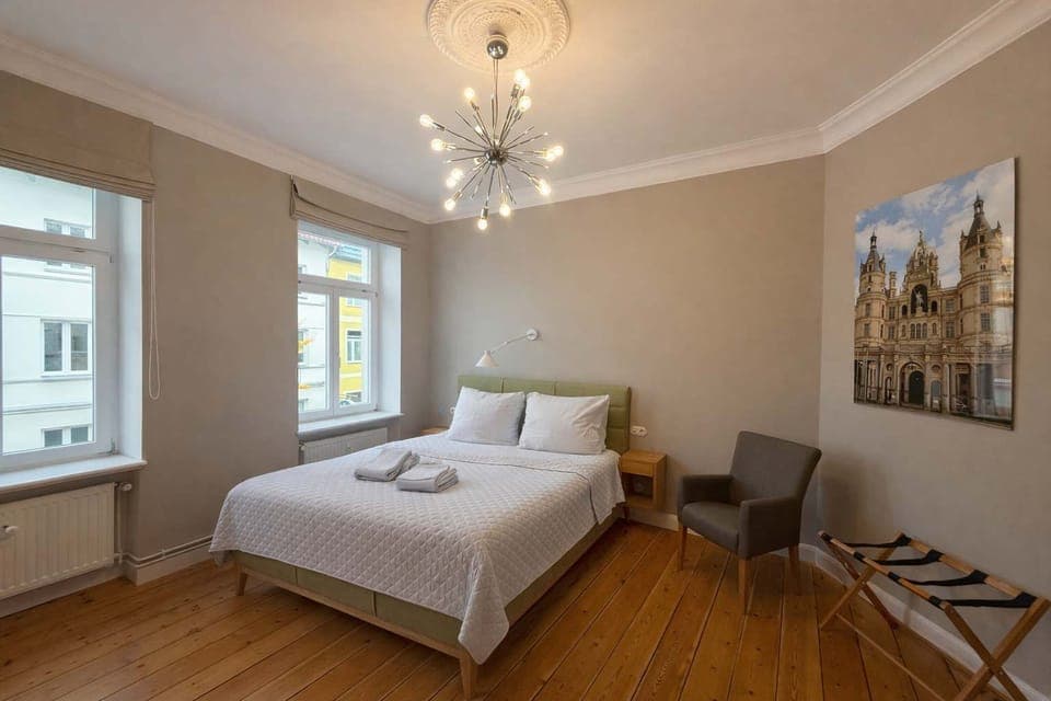 Entspanne in diesem großen und charmanten Schlafzimmer mit abgedunkelten Rollos.
Das bequeme Queensize Bett (160x200cm) sorgt für einen erholsamen und angenehmen Schlaf.